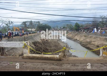 Bais City, Negros Oriental, Philippinen. 29th Dez 2021. Präsident Rodrigo Roa Duterte setzt seine Inspektion der vom Taifun ''˜Odette schwer verwüstet Gebiete fort. Dies ist Teil seiner Bodeninspektionen der von TS Odette heimgesuchten Gebiete in Zentral-Visayas und Mindanao. Kredit: ZUMA Press, Inc./Alamy Live Nachrichten Stockfoto