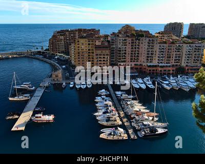 Luftaufnahme des Yachthafens Port de Fontvieille im Fürstentum Monaco an der französischen Riviera mit Andockbooten in der Nachmittagssonne. Stockfoto