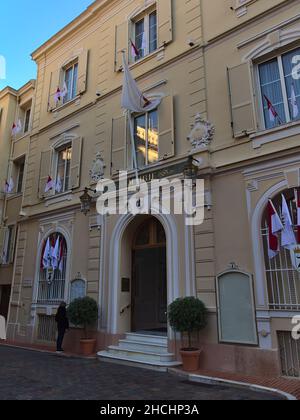 Vorderansicht des Rathauses (Mairie) des Fürstentums Monaco am Nachmittag in historischem Gebäude mit verzierten Fassaden und Fahnen. Stockfoto