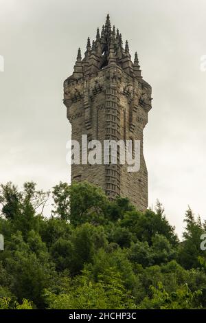 Der Turm des National Wallace Monument steht auf der Schulter der Abbey Craig, Stirling, Schottland Stockfoto