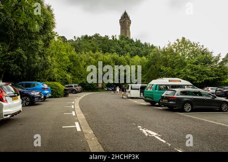 Stirling, Schottland - 26th. Juli 2021: The Wallace Monument Tower and Car Park, Stirling, Schottland Stockfoto