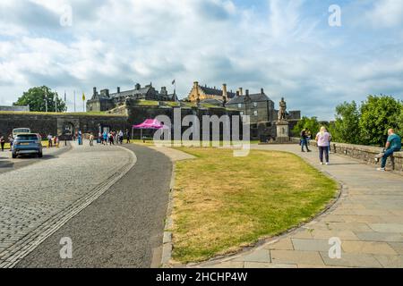 Stirling, Schottland - 26th. Juli 2021: Touristen in Stirling Castle an einem Sommertag in Schottland Stockfoto