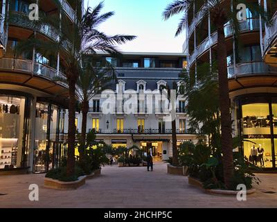 Moderne Apartmenthäuser im Stadtteil Monte Carlo mit Luxusgeschäften und Palmen im Fürstentum Monaco an der französischen Riviera mit Hotel. Stockfoto