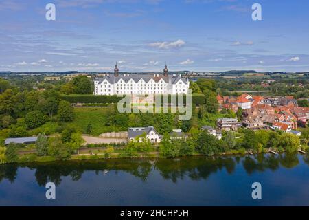 Luftaufnahme über 17th Jahrhundert Schloss Plön / Plöner Schloss am Ufer des Großen Plön Sees / großer Plöner See, Schleswig-Holstein, Deutschland Stockfoto