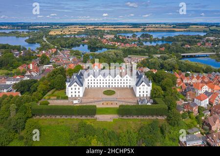 Luftaufnahme über 17th Jahrhundert Schloss Plön / Plöner Schloss am Ufer des Großen Plön Sees / großer Plöner See, Schleswig-Holstein, Deutschland Stockfoto