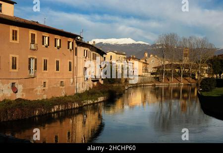 Die historische Stadt Rieti in Italien, unter dem Berg Terminillo mit Schnee, durchzogen vom Fluss Velino. Stockfoto