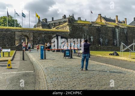 Stirling, Schottland - 26th. Juli 2021: Touristen in Stirling Castle an einem Sommertag in Schottland Stockfoto