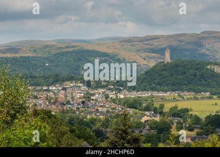 Blick über Stirling mit dem Wallace Monument und Ochil Hills im Hintergrund, Stirling Castle, Schottland Stockfoto