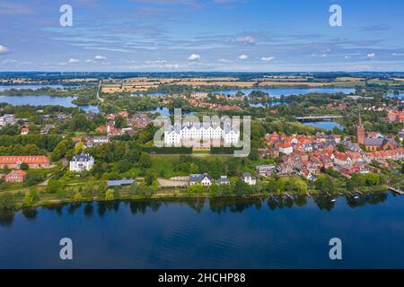 Luftaufnahme über 17th Jahrhundert Schloss Plön / Plöner Schloss am Ufer des Großen Plön Sees / großer Plöner See, Schleswig-Holstein, Deutschland Stockfoto