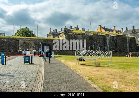 Stirling, Schottland - 26th. Juli 2021: Touristen in Stirling Castle an einem Sommertag in Schottland Stockfoto