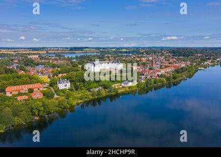 Luftaufnahme über 17th Jahrhundert Schloss Plön / Plöner Schloss am Ufer des Großen Plön Sees / großer Plöner See, Schleswig-Holstein, Deutschland Stockfoto