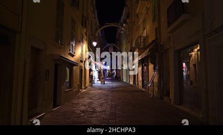 Stadtbild mit schwindender Perspektive einer leeren schmalen Gasse im alten Stadtteil Monaco-Ville mit historischen Gebäuden im Fürstentum Monaco. Stockfoto