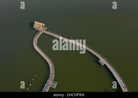 Luftaufnahme über Holzsteg / Fußgängerbrücke / Gehweg am Hemmelsdorfer See / Hemmelsdorfer See bei Hemmelsdorf, Schleswig-Holstein, Deutschland Stockfoto