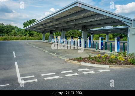 Stirling, Schottland - 26th. Juli 2021: Leere Ladepunkte für Elektrofahrzeuge auf dem Parkplatz von Stirlingshire Council Park and Ride Stockfoto