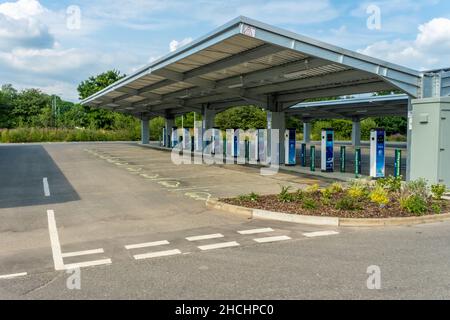 Stirling, Schottland - 26th. Juli 2021: Leere Ladepunkte für Elektrofahrzeuge auf dem Parkplatz von Stirlingshire Council Park and Ride Stockfoto