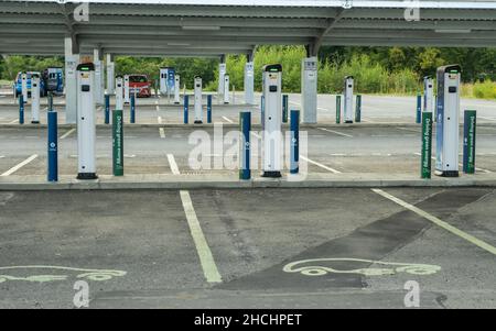 Stirling, Schottland - 26th. Juli 2021: Investieren Sie in Stirling, Ladestationen für Elektrofahrzeuge im Stirlingshire Council Park and Ride-Parkplatz Stockfoto