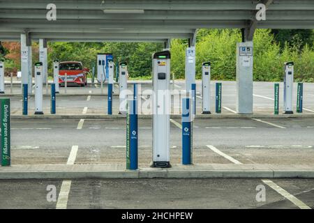 Stirling, Schottland - 26th. Juli 2021: Leere Ladepunkte für Elektrofahrzeuge auf dem Parkplatz von Stirlingshire Council Park and Ride Stockfoto