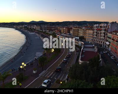 Blick auf die Innenstadt von Nizza, Frankreich an der französischen Riviera mit dem berühmten Strand Plage des Ponchettes und der Promenade des Anglais am Abend. Stockfoto