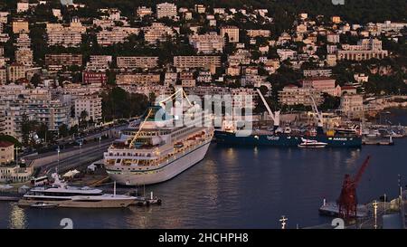 Luftaufnahme des Hafens Port Lympia mit festfahrtendem Schiff MS Amera in Nizza, Frankreich an der französischen Riviera im Abendlicht mit Gebäuden. Stockfoto