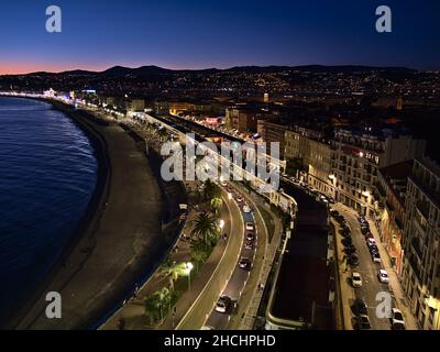 Luftaufnahme der beliebten Promenade des Anglais mit Strand Plage des Ponchettes im Zentrum von Nizza, Frankreich am Abend an der Französischen Riviera. Stockfoto