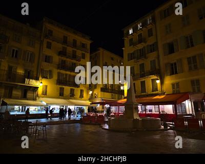 Nachtansicht des berühmten Platzes Place Rossetti im historischen Zentrum von Nizza, Frankreich an der französischen Riviera mit beleuchteten alten Gebäuden. Stockfoto