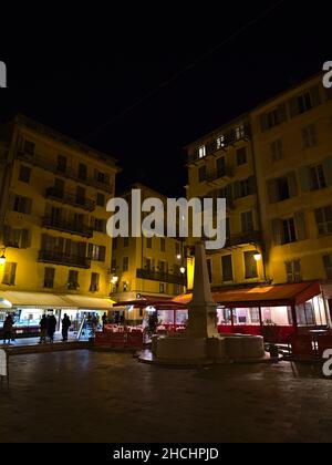 Nachtaufnahme am Place Rossetti im historischen Zentrum der Stadt Nizza, Frankreich an der französischen Riviera mit beleuchteten alten Gebäuden und Geschäften. Stockfoto