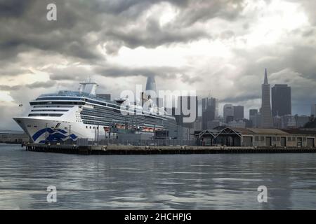 SAN FRANCISCO, USA , das Star Princess-Schiff dockte im Hafen von San Francisco an, mit der Skyline der Stadt dahinter, April 2019 Stockfoto