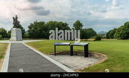 Statue von Robert the Bruce in Bannockburn mit Stirling Castle im Hintergrund, Stirling, Schottland Stockfoto