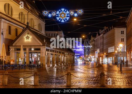 Straße in Augsbug bei Nacht mit Weihnachtsbeleuchtung dekoriert Stockfoto