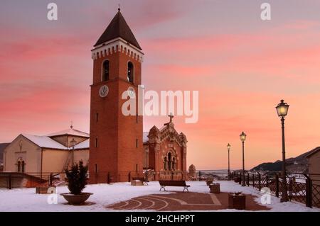 Die Kirche San Nicola di Bari, ein Symbol des Bergdorfes Rivisondoli, von einer Panoramaterrasse aus gesehen Stockfoto