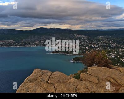 Schöner Panoramablick über die französische Riviera mit der kleinen Stadt Cassis am mittelmeer mit Felsen vor dem Gipfel des Cap Canaille. Stockfoto