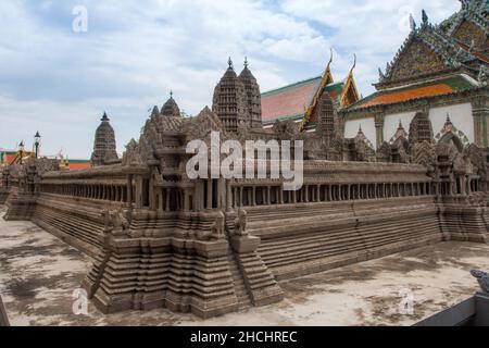 Modell des alten Khmer Angkor Wat Tempels aus dem 12. Jahrhundert, Kambodscha. Das Modell ist im Tempel des Smaragd-Buddha (Grand Palace), Bangkok, Thailand, zu sehen Stockfoto