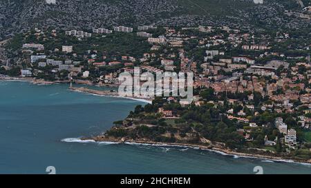 Luftaufnahme des kleinen Fischerdorfes Cassis, an der französischen Riviera an der mittelmeerküste von der Spitze des Cap Canaille mit historischem Hafen aus gesehen. Stockfoto