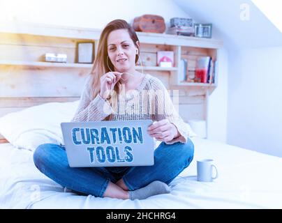 Textschild mit den Konfigurationstools. Wort für Software, die zum Sammeln von Informationen verwendet wird, die für ein Thema relevant sind Lesen interessanter Artikel Online, Lösen Stockfoto