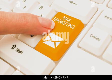 Schild mit der Anzeige von Mail Marketing. Konzeptionelles Foto Gesetz des Sendens einer kommerziellen Nachrichten Broadcast Sense Creating New Typing Game Concept, Abstract Stockfoto