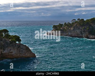 Schöner Blick auf die mittelmeerküste bei Cassis an der französischen Riviera im Calanques Nationalpark mit zerklüfteten Felsen, die von Pinien bedeckt sind. Stockfoto