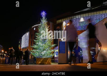 London, Großbritannien. 29th Dez 2021. Fans treten vor dem Premier League-Spiel in Stamford Bridge, London, in den Boden. Bildnachweis sollte lauten: Jacques Feeney/Sportimage Kredit: Sportimage/Alamy Live News Stockfoto