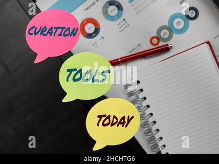Schreiben mit Anzeige von Text Curation Tools. Business Approach Software zum Sammeln von Informationen, die für ein Thema relevant sind Thinking New Bright Ideas Stockfoto
