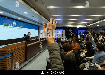 Journalisten sahen in der Pressekonferenz, wie sie ihre Hände hochhebten, während sie Fragen zur Veranstaltung der Stand News stellten.das Nationale Sicherheitsministerium der Polizei hielt eine Pressekonferenz über die Überfall von Stand News ab, der unabhängigen Nachrichtenagentur in Hongkong mit Mitgliedern des Redaktionsrats der Stand News, Redakteure und Vorstandsmitglied der Popsängerin Denise Ho und der Rechtsanwältin Margaret Ng wurden verhaftet. Die Polizei gab offiziell bekannt, dass sie 61 Millionen Aktiva der Nachrichtenabteilung eingefroren haben, eine der höchsten Beträge seit der Einführung des nationalen Sicherheitsgesetzes, und behauptete, dass die Nachrichtenmeldung Hass und Subversion anstiften werde Stockfoto