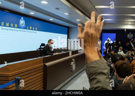 Journalisten sahen in der Pressekonferenz, wie sie ihre Hände hochhebten, während sie Fragen zur Veranstaltung der Stand News stellten.das Nationale Sicherheitsministerium der Polizei hielt eine Pressekonferenz über die Überfall von Stand News ab, der unabhängigen Nachrichtenagentur in Hongkong mit Mitgliedern des Redaktionsrats der Stand News, Redakteure und Vorstandsmitglied der Popsängerin Denise Ho und der Rechtsanwältin Margaret Ng wurden verhaftet. Die Polizei gab offiziell bekannt, dass sie 61 Millionen Aktiva der Nachrichtenabteilung eingefroren haben, eine der höchsten Beträge seit der Einführung des nationalen Sicherheitsgesetzes, und behauptete, dass die Nachrichtenmeldung Hass und Subversion anstiften werde Stockfoto