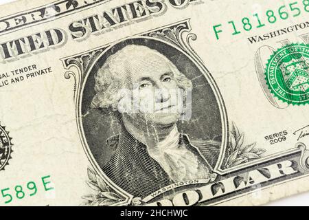 Nahaufnahme von George Washington auf einem alten, abgenutzten US-Dollar-Schein. Stockfoto
