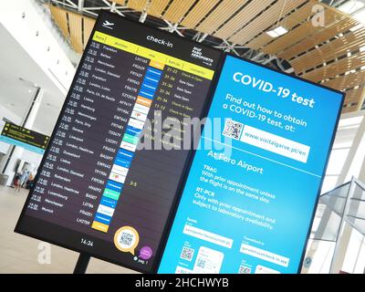 Flugplan der Abflüge am Flughafen Faro in Portugal mit Corona-Testnotiz Stockfoto