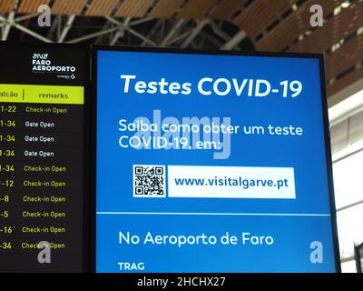 Flugplan der Abflüge am Flughafen Faro in Portugal mit Corona-Testnotiz Stockfoto