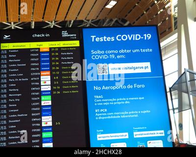 Flugplan der Abflüge am Flughafen Faro in Portugal mit Corona-Testnotiz Stockfoto