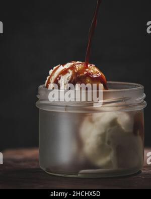 Nahaufnahme eines auf schwarzem Hintergrund isolierten Affogato Stockfoto