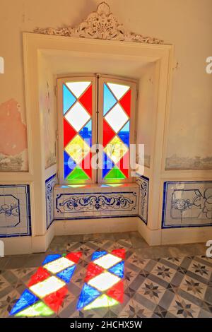 Farbiger Lichteinfall auf das bodenbedrahtete Fenster des Pavillons – NeoRococo-Palast. Estoi-Algarve-Portugal-021 Stockfoto