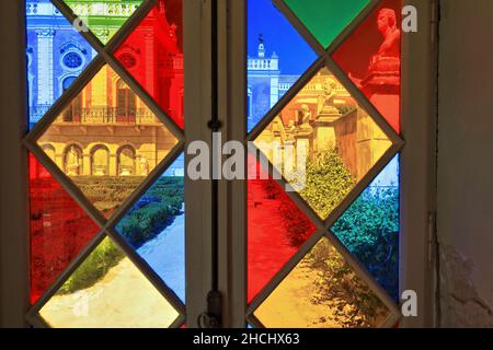 Bleilicht-Fenster-Schotter-Pfad-getrimmten Hecken-geflieste Nischen-Walltop Büsten-verglaste Türen-S.Facing façade. NeoRokoko-Palast-Estai-Algarve-Portugal-025 Stockfoto