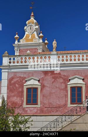 NeoRococo Palast-rosa Fassade-Treppe mit Eisengeländer-Uhr Turm-weißen Balustrade-Dach-Statuen. Estoi-Algarve-Portugal-032 Stockfoto