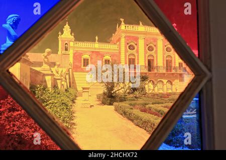 Buntglasfenster, Kies, Hecken mit Pfadanschnitt, Wandbüsten und rosa Fassade. NeoRokoko-Palast-Estai-Algarve-Portugal-033 Stockfoto