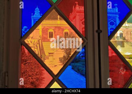 Buntglasfenster, Kies, Hecken mit Pfadanschnitt, Wandbüsten und rosa Fassade. NeoRokoko-Palast-Estai-Algarve-Portugal-034 Stockfoto